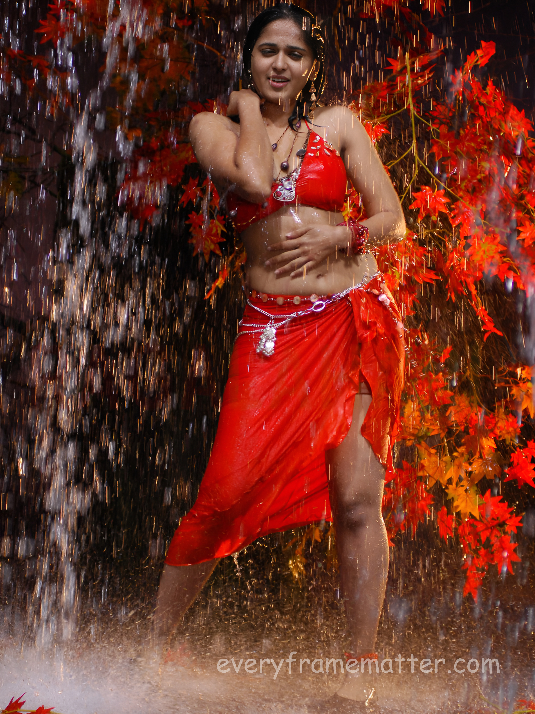 anushka shetty hot navel thighs and armpits in rain HD images 1