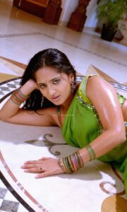 anushka hot in green saree 4k UHD 042